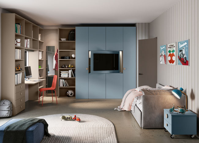 Immagine con cameretta singola armadio azzurro e libreria Visone e divano letto trasformabile Immagine con cameretta singola armadio azzurro e libreria Visone e divano letto trasformabile