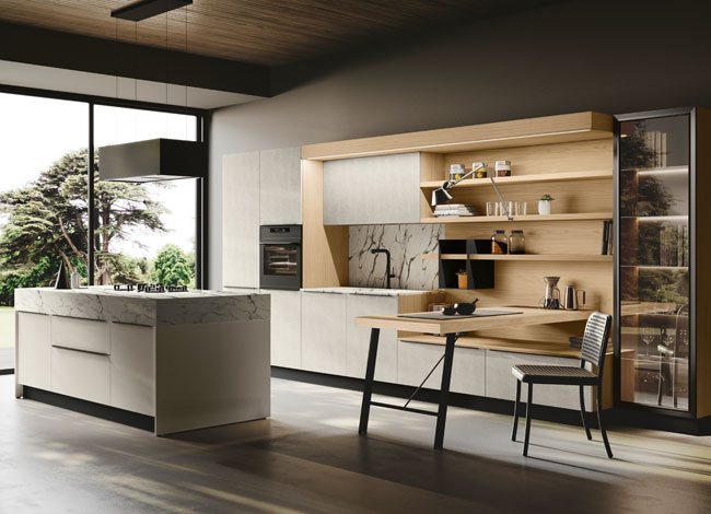 Cucina con isola in Spatolato bianco, Rovere nordico, top HPL Calacatta e mensole e boiserie in laminato Rovere nordico
